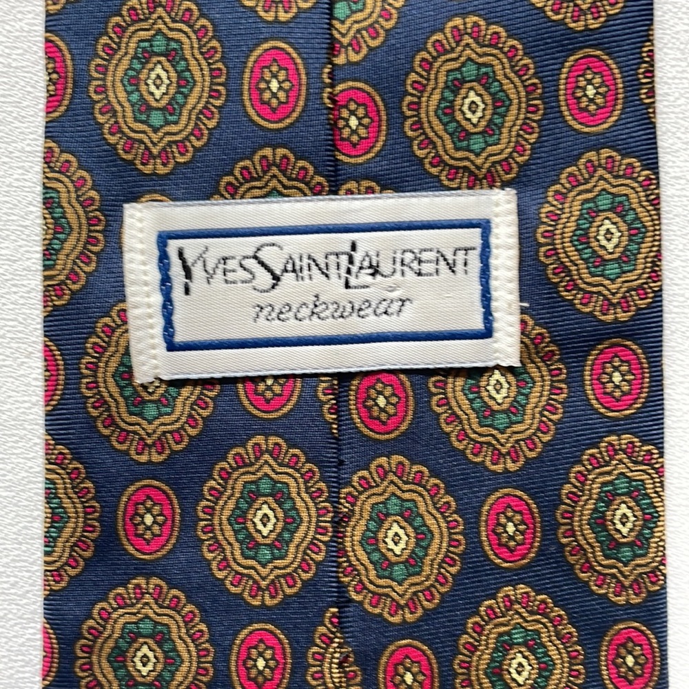 Yves Saint Laurent medallion Foulard 100% silk made in Canada - Picture 9 of 9